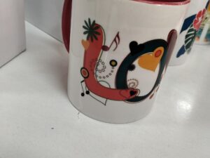 Taza blanca con interior rojo y diseño artístico moderno multicolor