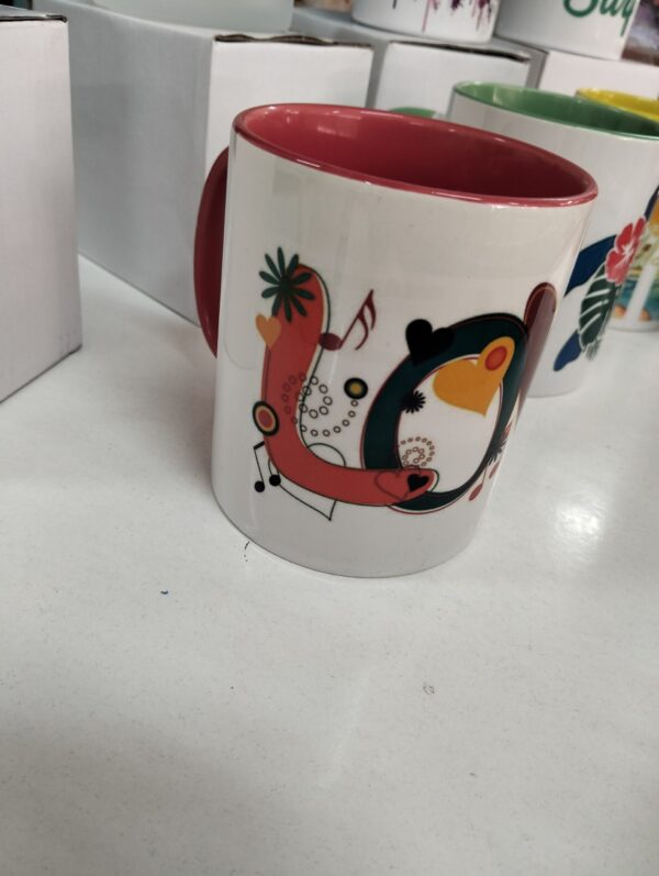 Taza blanca con interior rojo y diseño artístico moderno multicolor