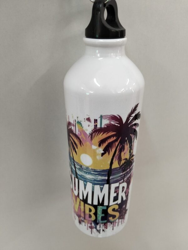 Botella blanca de aluminio con diseño “Summer Vibes” atardecer tropical