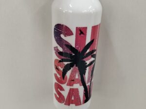 Botella térmica blanca con diseño “SUN SAND SEA” y palmera tropical