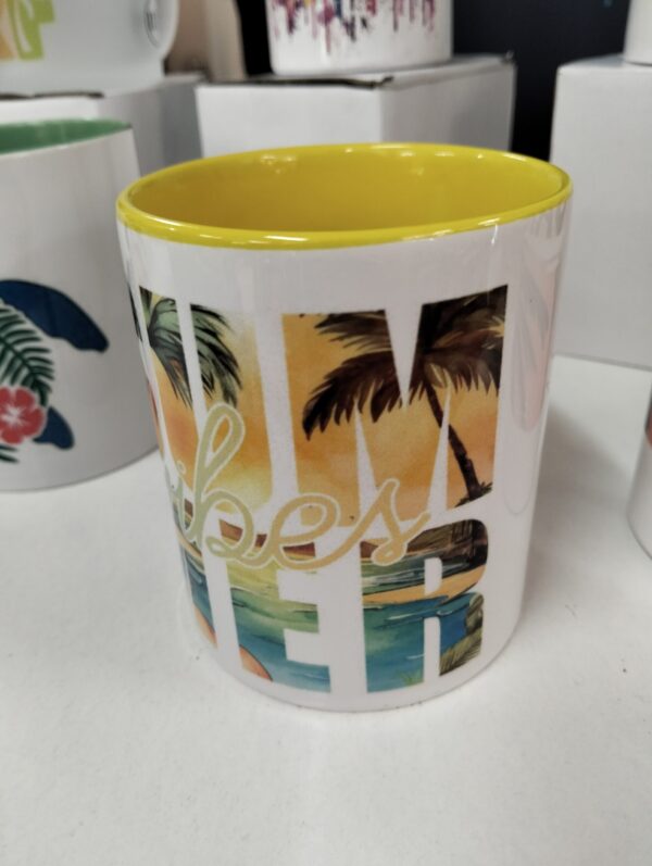 Taza blanca con interior amarillo y diseño “Summer Vibes”