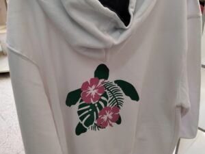 Sudadera blanca con capucha y diseño floral de tortuga tropical