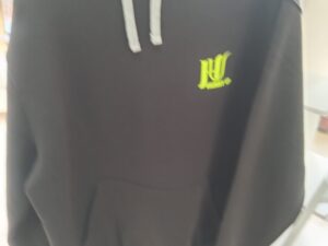 Sudadera negra con capucha y estampado retro de furgoneta tropical