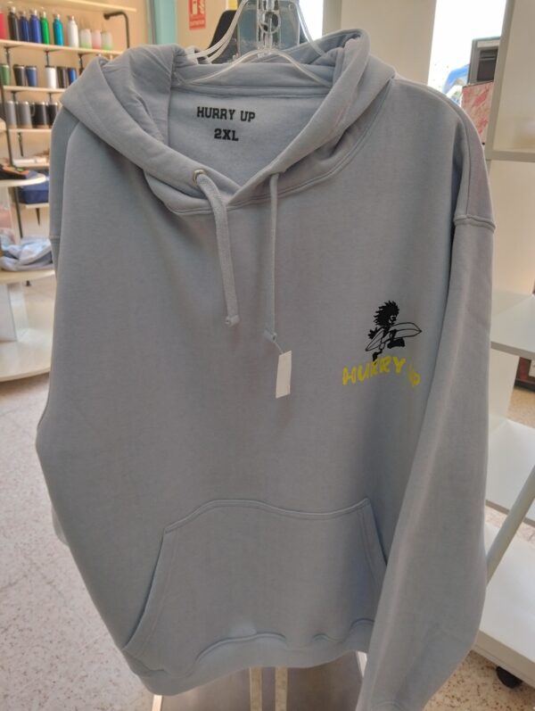 Sudadera azul celeste con capucha y diseño “Hurry Up” surfero
