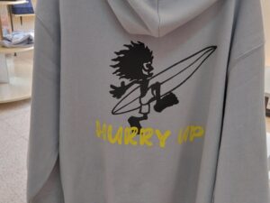 Sudadera azul celeste con capucha y diseño “Hurry Up” surfero