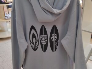 Sudadera con capucha azul celeste y diseño tribal de tablas de surf