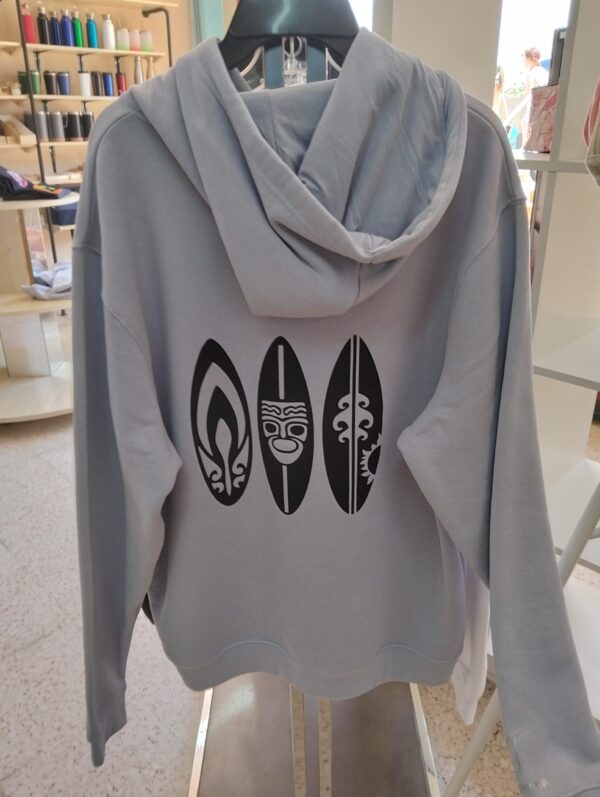 Sudadera con capucha azul celeste y diseño tribal de tablas de surf