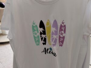 Camiseta blanca con estampado de tablas de surf multicolor “Aloha”