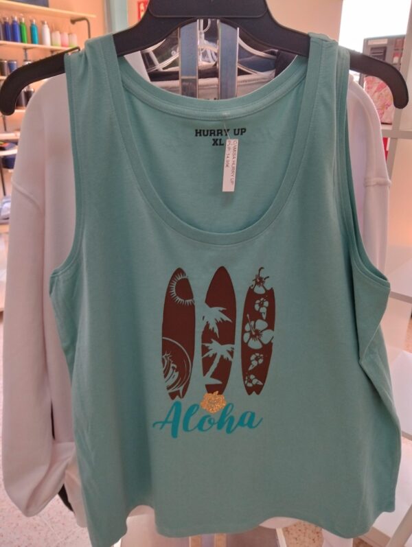 Camiseta sin mangas verde menta con estampado tropical “Aloha”