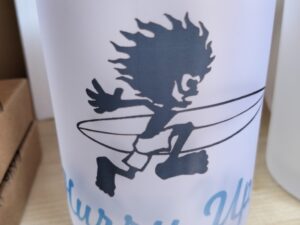 Taza “Hurry Up” con diseño surfero y acabado satinado