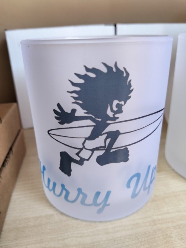 Taza “Hurry Up” con diseño surfero y acabado satinado