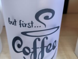 Taza blanca “But first… Coffee” con diseño tipográfico