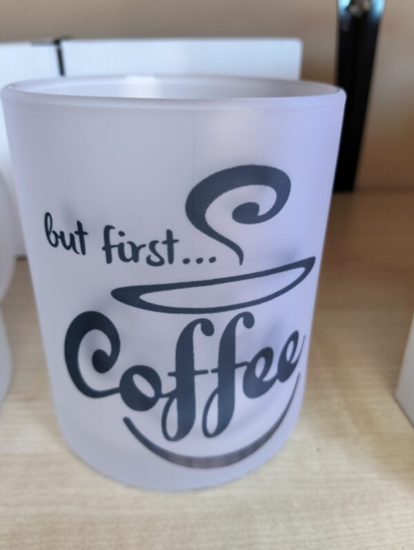 Taza blanca “But first… Coffee” con diseño tipográfico
