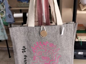 Bolso shopper gris con diseño marino, ideal para la playa o para un look casual veraniego. Ligero, amplio y con mensaje divertido:Hurry Up, beach more