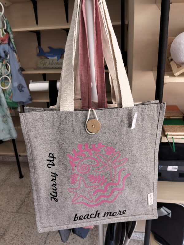 Bolso shopper gris con diseño marino, ideal para la playa o para un look casual veraniego. Ligero, amplio y con mensaje divertido:Hurry Up, beach more